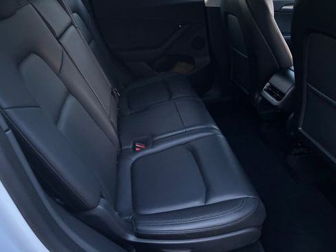 Used 2022 Tesla Model Y Long Range image 12