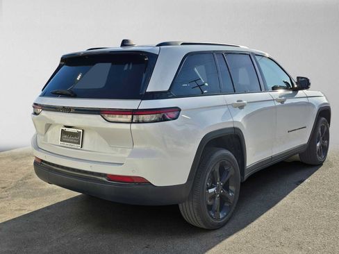 Used 2024 Jeep Grand Cherokee Altitude RWD image 3