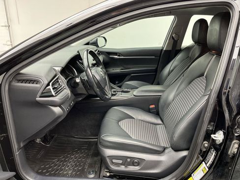 Used 2021 Toyota Camry SE w/ Convenience Package FWD image 3