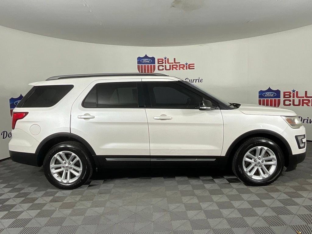 Used 2017 Ford Explorer XLT FWD image 2