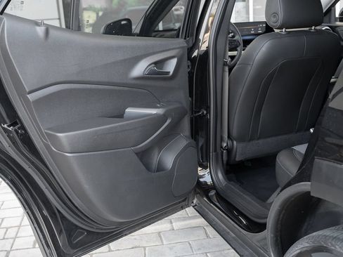 Used 2025 Chevrolet Trax LT FWD image 35