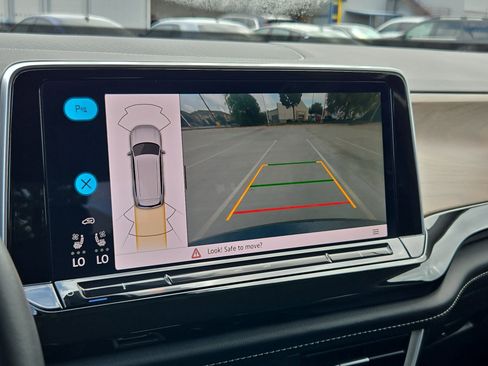 Used 2025 Volkswagen Atlas SE image 24