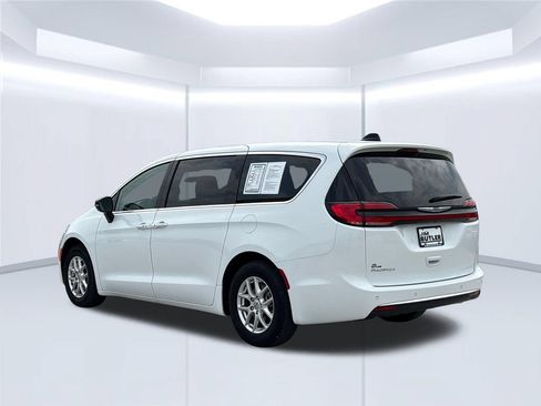 Used 2024 Chrysler Pacifica Touring-L FWD image 4