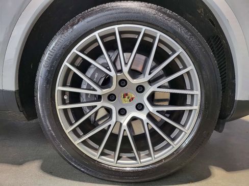 Used 2023 Porsche Cayenne Platinum Edition image 37