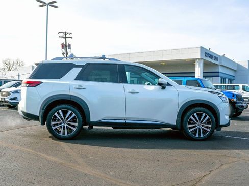 Used 2024 Nissan Pathfinder Platinum image 3