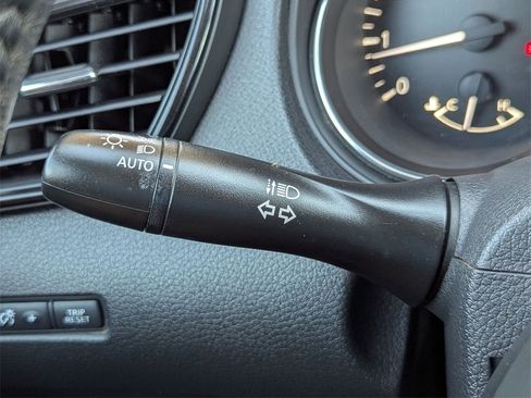 Used 2018 Nissan Rogue SV image 23