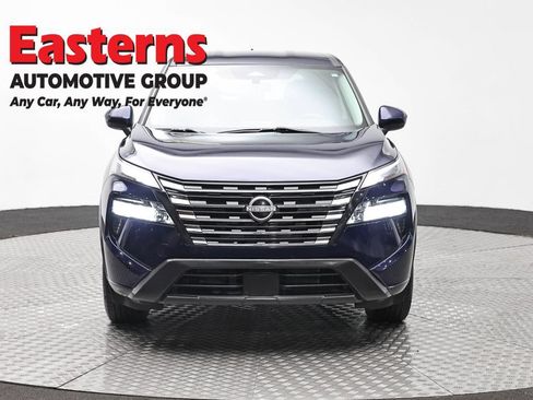 Used 2024 Nissan Rogue SV AWD/4WD image 2