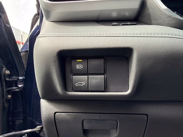Used 2020 Toyota Highlander XLE AWD/4WD image 29