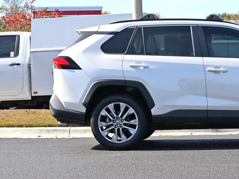 Used 2022 Toyota RAV4 XLE Premium image 5