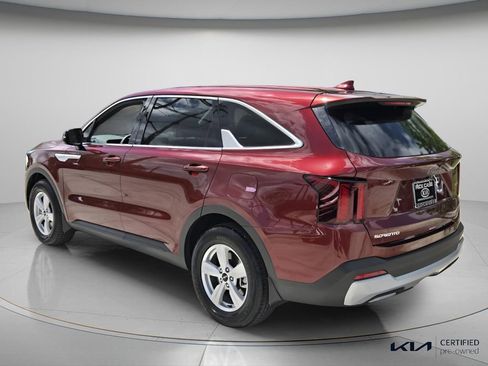 Certified 2025 Kia Sorento LX image 8