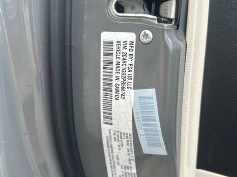 Used 2023 Chrysler Pacifica Limited FWD image 37