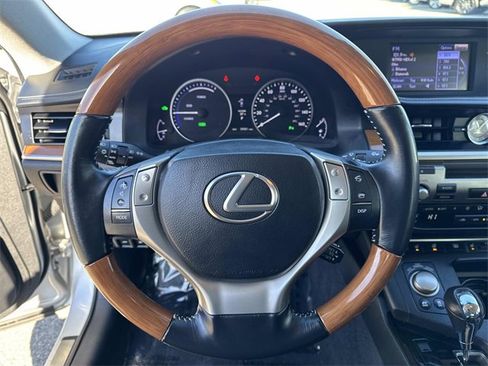 Used 2013 Lexus ES 300h image 29