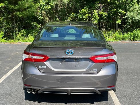 Used 2020 Toyota Camry SE w/ Sunroof Package FWD image 4
