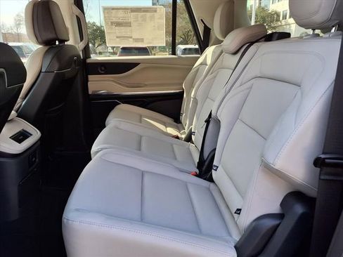 New 2026 Lincoln Navigator L Premier AWD/4WD image 8