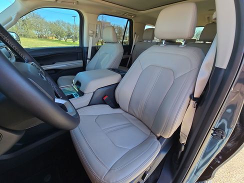 Used 2022 Ford Expedition Limited image 12