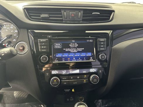 Used 2020 Nissan Rogue Sport SV FWD image 21