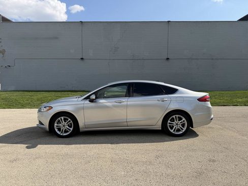 Used 2018 Ford Fusion SE w/ Fusion SE Technology Package FWD image 4