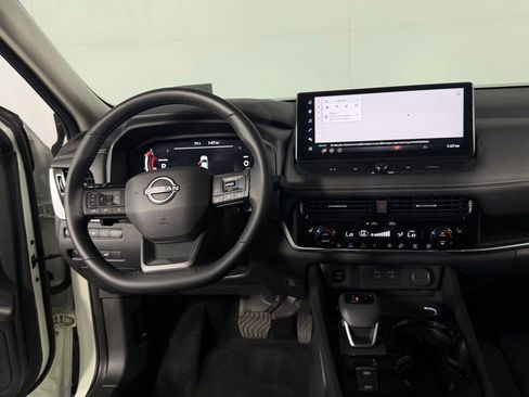 Used 2025 Nissan Rogue SL w/ Tech Package FWD image 11