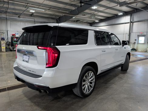 Used 2023 GMC Yukon XL Denali AWD/4WD image 3