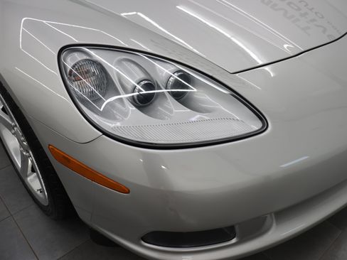 Used 2005 Chevrolet Corvette Coupe w/ Preferred Equipment Group RWD image 17
