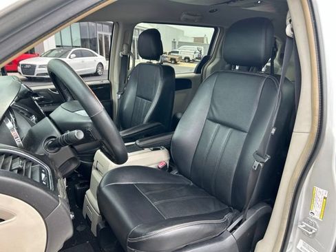 Used 2012 Chrysler Town & Country Touring w/ Entertainment Group #1 FWD image 20