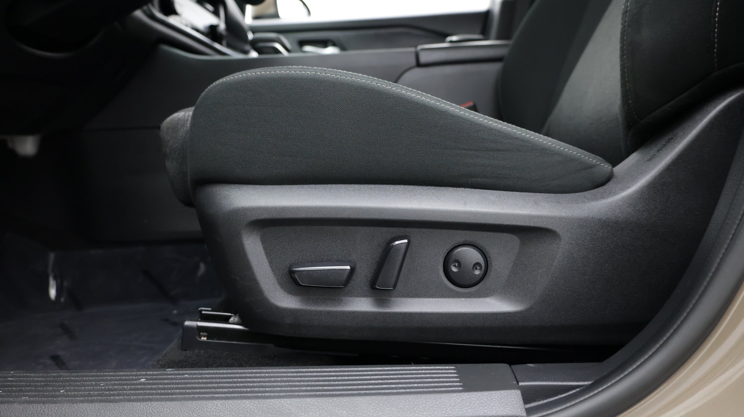 Used 2025 Nissan Rogue SV FWD image 14
