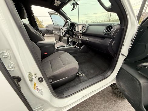 Used 2017 Toyota Tacoma TRD Sport w/ Premium & Technology Package AWD/4WD image 40
