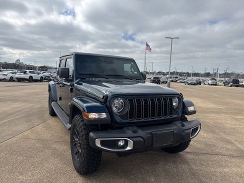 Used 2025 Jeep Gladiator Sport image 2