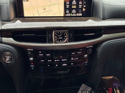 Used 2019 Lexus LX 570 4WD w/ Luxury Package image 17
