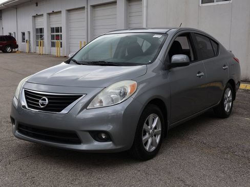 Used 2014 Nissan Versa SV w/ Convenience Package FWD image 3