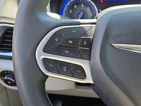 Used 2024 Chrysler Pacifica Touring-L FWD image 20