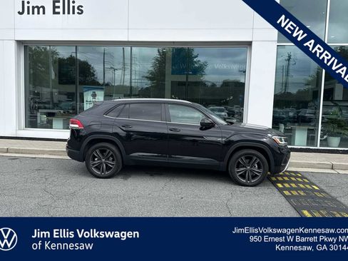 Used 2023 Volkswagen Atlas Cross Sport SE w/ Panoramic Sunroof Package FWD image 1