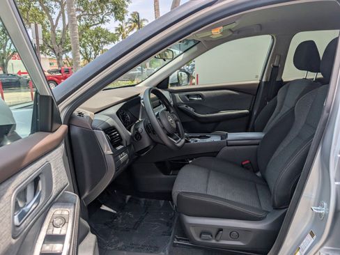 Used 2022 Nissan Rogue SV FWD image 8