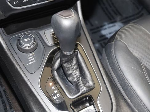 Used 2019 Jeep Cherokee Limited AWD/4WD image 7