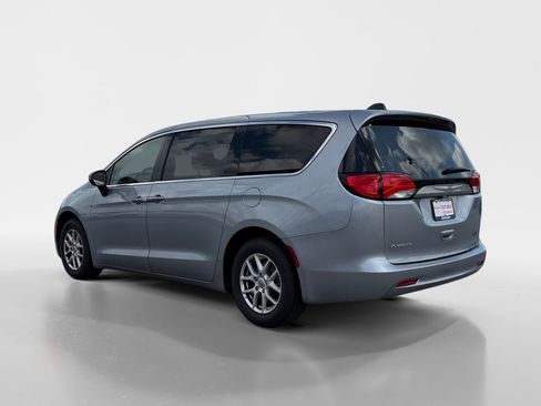 Used 2021 Chrysler Voyager LX w/ Cold Weather Group FWD image 3