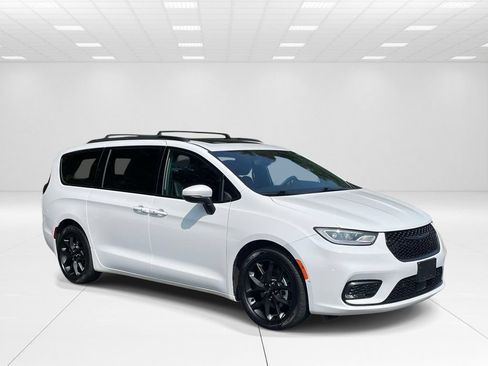 Used 2023 Chrysler Pacifica Touring-L w/ S Appearance Package FWD image 1