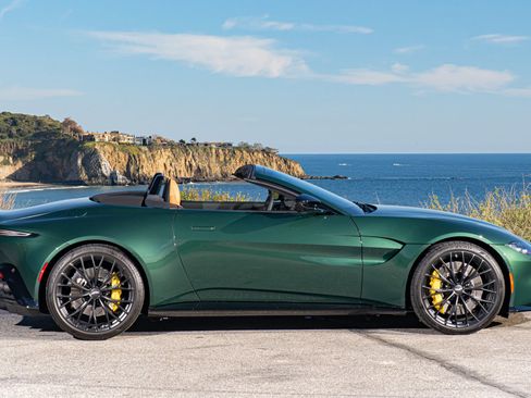 Used 2023 Aston Martin V8 Vantage Roadster image 28