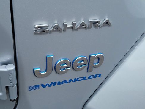 Used 2024 Jeep Wrangler Unlimited Sahara w/ Technology Group AWD/4WD image 6