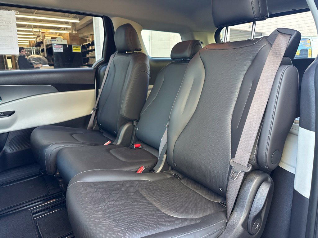 Used 2024 Kia Carnival LX FWD image 33