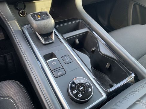 Used 2025 Nissan Pathfinder SV image 43