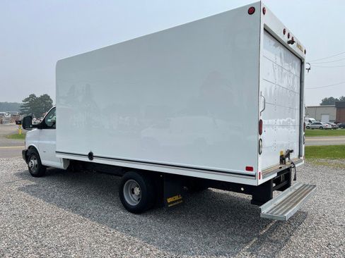 Used 2018 Chevrolet Express 3500 w/ Driver Convenience Package RWD image 9