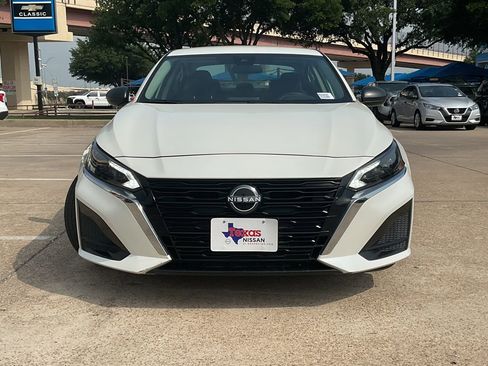 Used 2025 Nissan Altima 2.5 SV FWD image 3
