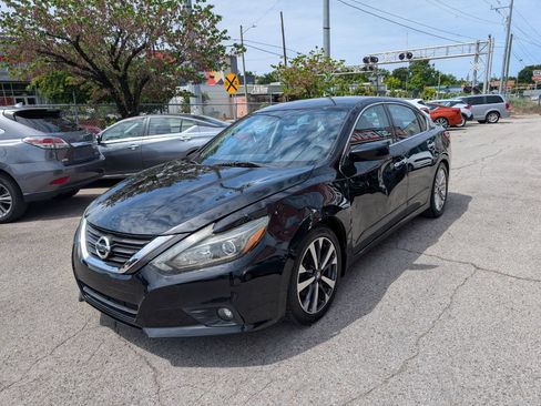 Used 2017 Nissan Altima 2.5 SR w/ LED Appearance Package FWD image 4