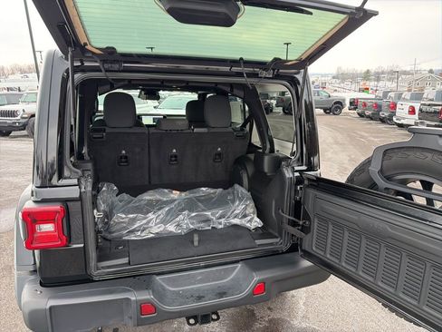 Certified 2025 Jeep Wrangler Unlimited Sahara AWD/4WD image 18