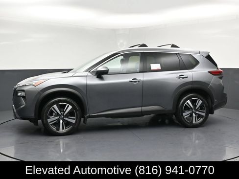 Used 2025 Nissan Rogue SL AWD/4WD image 2