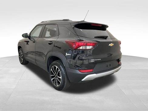 Used 2025 Chevrolet TrailBlazer LT AWD/4WD image 3