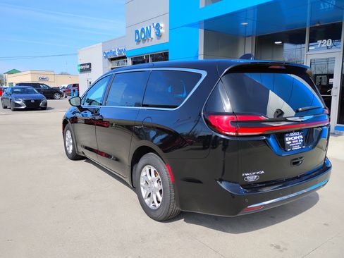 Used 2025 Chrysler Pacifica Select FWD image 2