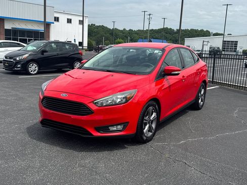Used 2017 Ford Focus SE FWD image 2