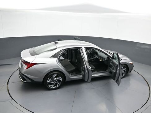 Certified 2025 Hyundai Elantra SEL image 44