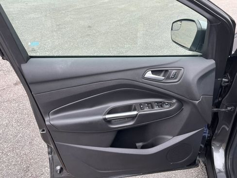 Used 2017 Ford Escape SE image 9